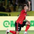 Destaque em goleada, Carrascal recupera prestígio no Flamengo