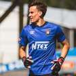 Goleiro falha sozinho, marca contra e se complica na Suécia