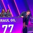 Raul Gil fica sem calça no Programa Silvio Santos e Patrícia Abravanel reage: 'Meu pai que puxou'; assista