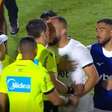 Arthur Cabral cobre a boca durante discussão e é expulso de acordo com 'Lei Vini Jr'; assista