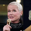 Ao vivo na Globo, Xuxa rebate ataques após mostrar virilha em show de despedida