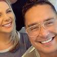 Ofuscou os noivos? Carla Perez rouba a cena com vestido lilás no casamento do filho