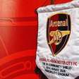 Meia do Arsenal viraliza após levar pancada de troféu na comemoração