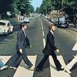 Beatles: Atores das cinebiografias do Fab Four recriam capa de 'Abbey Road'; veja