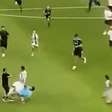 Torceor invade campo, dá carrinho e machuca jogador de gigante europeu
