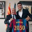 Barcelona anuncia a contratação do volante Rodri