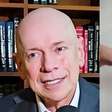 Felicidade não é o mesmo que alegria, explica Leandro Karnal