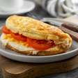 Omelete recheada com queijo e tomate: fácil, saudável e pronta em minutos
