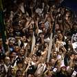 Torcida do Vasco perde a paciência com Pedro Emanuel após derrota para o Santos