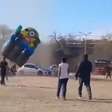 Pula-pula temático de Minion é arremessado durante redemoinho; duas crianças feridas