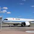 A China passou anos desenvolvendo uma aeronave para desafiar a Airbus e a Boeing; o C919 acaba de inaugurar sua primeira rota internacional