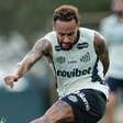 Poupado contra o Macará, Neymar trabalha com bola no Santos