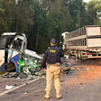 Acidente entre ônibus e carreta deixa aos menos 21 mortos no Paraná