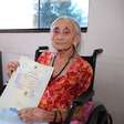 Idosa de 109 anos recebe registro de nascimento após passar a vida inteira sem o documento
