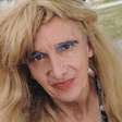Cantora transexual explorada na TV argentina perde tudo e vai morar na rua