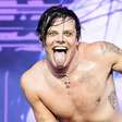 Yungblud surfa na plateia em uma cadeira de rodas enquanto se apresenta com a perna quebrada
