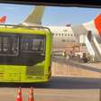 Ônibus atinge asa de Boeing 737 durante embarque no Aeroporto de Guarulhos