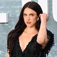 Que sandália é essa? Margaret Qualley é a 1ª famosa a usar modelo "calcanheira" da Chanel que deixa o pé descalço