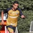 Victor Sá preocupa São Paulo após deixar treino com dores no tornozelo