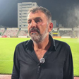 Presidente de clube viraliza ao distribuir dinheiro no vestiário após classificação