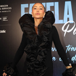 Sabrina Sato com pretinho nada básico de R$ 63 mil, Isis com plumas e + famosas no Favela Gala