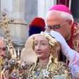 Bispo beija crânio de santa de quase 2 mil anos durante celebração na Itália e vídeo viraliza