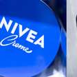 Cabeleireiros e especialistas em saúde capilar concordam: 'O creme Nivea do pote azul é um ótimo aliado para cabelos secos, mas não para os oleosos, que acumulam muitos resíduos'