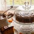 Bolo de cenoura com cobertura de chocolate e café