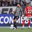 Operado pela arbitragem, Botafogo vence, mas fica longe da vaga