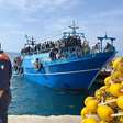 Quase 70 migrantes desembarcam em ilha italiana diante de turistas