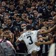 Gabriel Paulista vai para a arquibancada durante o 'poropopó' na vitória do Corinthians; assista