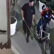 Polícia tenta prender entregadores suspeitos de linchar ciclista em Copacabana