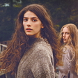 Sterling Point: Ella Rubin é comparada a Julia Roberts e Anne Hathaway com beleza natural e cachos