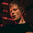 Ed Sheeran recebe ordem para demolir banheiro de luxo em seu apartamento em Londres
