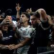 Gabriel Paulista celebra classificação no meio da torcida do Corinthians