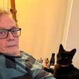 Fábio Jr. ignora polêmica com Fiuk e posa 'tranquilo' em casa