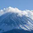 Pai deixa filho de 7 anos sozinho no Monte Fuji para seguir subida polícia é acionada