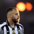 Arthur Cabral perde gol inacreditável e torcida do Botafogo se revolta
