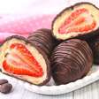 Bombom de morango na travessa com creme aveludado e cobertura de chocolate, que todos vão amar