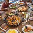 Qual é o melhor horário para jantar e por que comer a mesma coisa tem efeitos diferentes dependendo da hora do dia?