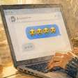 Por que o emoji de choro virou o mais popular do mundo em 2025? Entenda