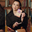 Dua Lipa tem uma bolsa nada básica: hoje aos 31 anos, diva pop carrega molho de pimenta, cartas de tarô, livros e até canudos para cantar; veja +30 itens inusitados