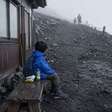 Pai deixa filho de 7 anos sozinho no Monte Fuji para seguir trilha e polícia é acionada