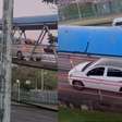 Carro entra em passarela de pedestres e precisa dar ré em Salvador