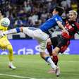 Tozza na área: Flamengo "esfarela" e leva castigo no fim