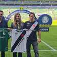 Leila tira foto com enteado e camisa do Vasco antes de jogo do Palmeiras no Nubank Parque
