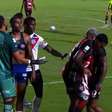 Zagueiro do Vitória perde a cabeça após gol do Bahia e rasga camisa de Jean Lucas; veja