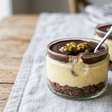 Pavê de maracujá com chocolate fit: cremoso e equilibrado