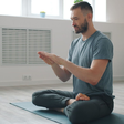 Pensávamos que meditar para reduzir o estresse era muito demorado, mas a ciência mostra que apenas alguns minutos pela manhã são suficientes para melhorar o dia