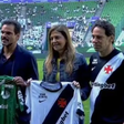 Marcos Lamacchia veste a camisa do Vasco e posa para foto ao lado de Leila Pereira